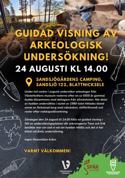 Affisch för guidad visning av arkeologisk undersökning 24 augusti vid Sandsjögårdens camping, med text och bilder på arkeologi.