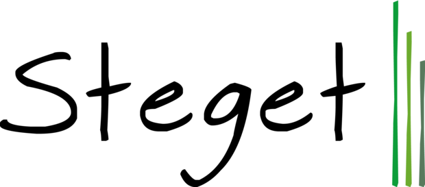 Logotyp med texten 'Steget' i handskriven stil och gröna vertikala linjer till höger.