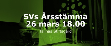 Text om SVs årsstämma 26 mars 18.00 på Tallnäs Stiftsgård över en scenbild med personer.