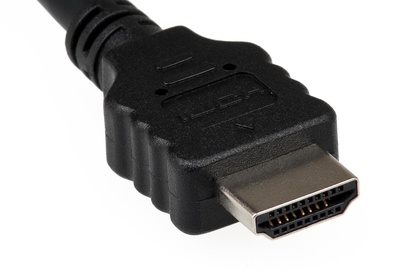 Närbild av en HDMI-kabel med svart kontakt och synliga stift.
