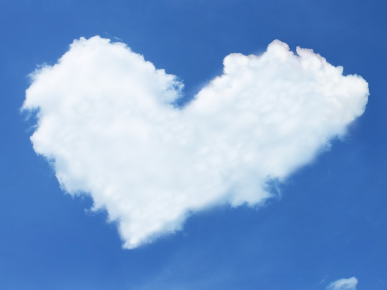Ett vitt moln format som ett hjärta mot en klarblå himmel.