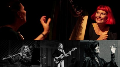 Fem kvinnor spelar olika musikinstrument och sjunger på scen, ansikten är suddade.