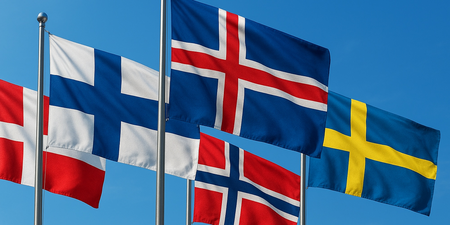 De nordiska flaggorna Danmarks, Finlands, Islands, Norges och Sveriges vajar på flaggstänger mot en blå himmel.