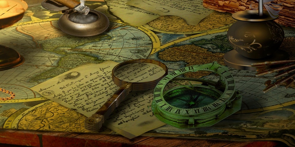 Ett gammalt skrivbord med karta, stearinljus, fickur, böcker, fjäderpenna, förstoringsglas och kompass.