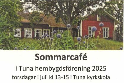 Affisch för sommarcafé 2025 vid Tuna hembygdsförening med bild på röd träbyggnad och blommor.