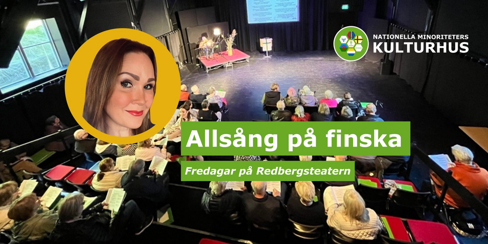 Publik i teatersalong, scen med musiker, porträtt av kvinna och text om allsång på finska på Redbergsteatern.