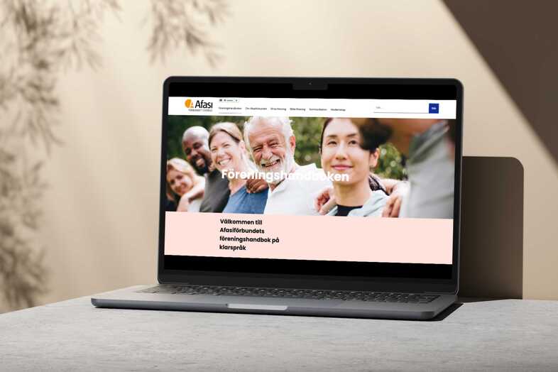 En laptop med Afasiförbundets hemsida på skärmen.