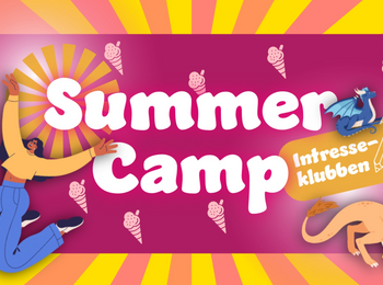 Färgglad affisch för Summer Camp med tecknad person, två drakar och texten 'Intresseklubben'.