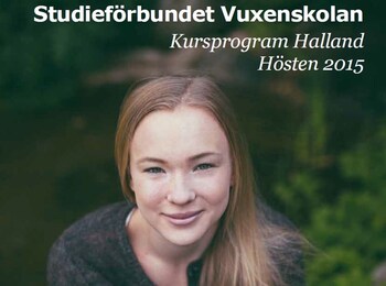 Ung kvinna med långt blont hår sitter utomhus och ler mot kameran. Text om kursprogram hösten 2015.