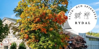 Stenbyggnad omgiven av träd med höstfärger, skylt mot Rydals museum och logotyp för Stick- och Spinnfest Rydal.