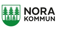 Logotyp för Nora kommun med tre gröna granar i en sköld och texten 'Nora Kommun'.