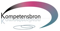 Logotyp med texten 'Kompetensbron' och en bågformad grafisk design i rosa och blått.