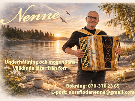 Person spelar dragspel vid en sjö i solnedgång, med blommor, kaffekopp och hatt på marken.