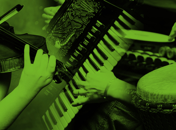 Närbild av personer som spelar fiol, dragspel och trumma, med grön färgton över bilden.