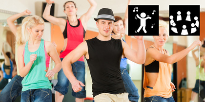 En grupp människor dansar tillsammans i en spegelsal, med två svarta ikoner ovanför dem.