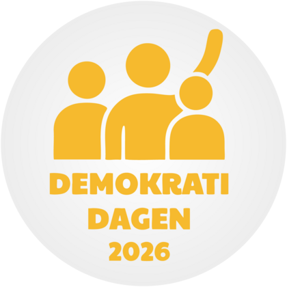 Gul symbol med tre stiliserade personer, en med uppsträckt hand, och texten 'Demokratidagen 2026' på vit bakgrund.