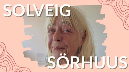 Porträttbild med ljus bakgrund, texten 'Solveig Sørhuus' och dekorativa linjer på en rosa bakgrund.
