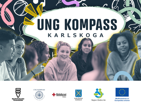 Ungdomar sitter i grupp framför en skylt med texten 'Ung Kompass Karlskoga' och flera logotyper längst ner.