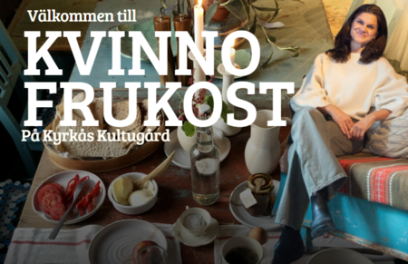 Inbjudan till kvinnofrukost med dukat frukostbord, levande ljus och en kvinna som sitter på en bänk.
