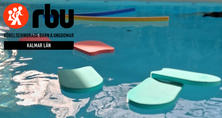Flytleksaker i en pool med RBU Kalmar läns logotyp och text om rörelsehindrade barn och ungdomar.