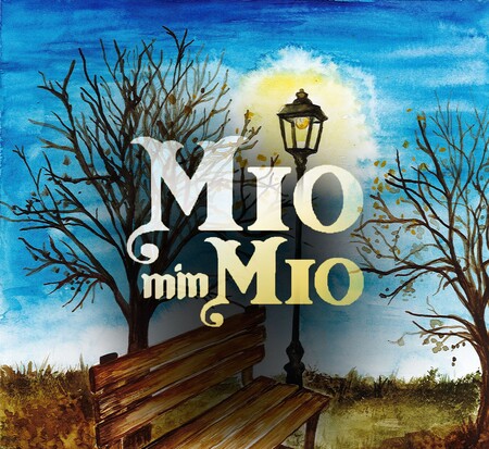 Illustration av en parkbänk framför en lyktstolpe, med träd och blå himmel. Texten 'Mio min Mio' syns i mitten.