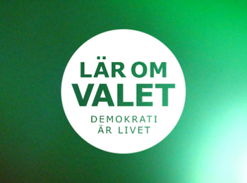 Grön bakgrund med en vit cirkel i mitten med texten 'Lär om valet. Demokrati är livet'.