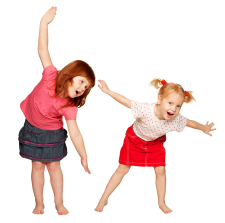 Två glada barn gör gymnastikövningar tillsammans mot vit bakgrund.