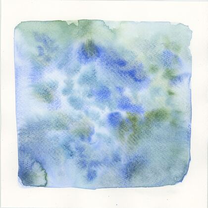 Abstrakt akvarellmålning i blått och grönt med mjuka, flytande färgövergångar.