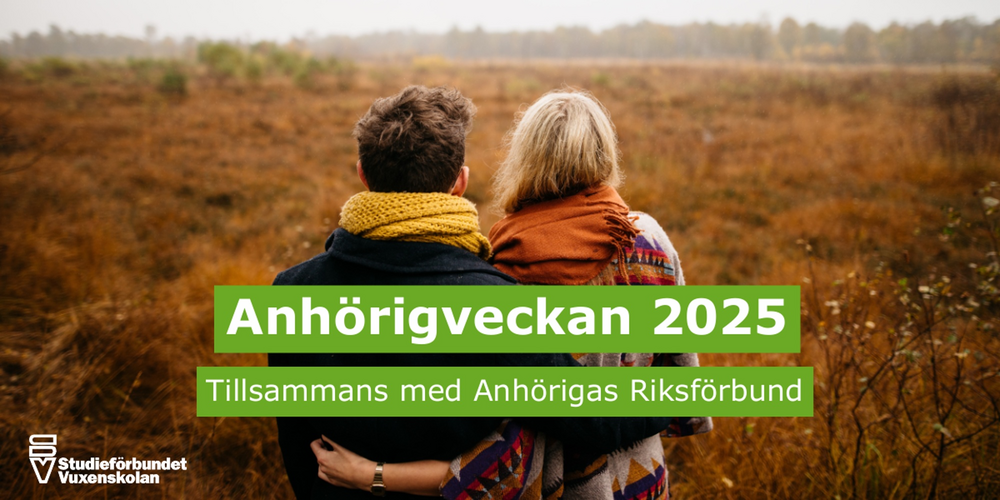 Två personer med ryggarna mot kameran kramas och ser ut över ett höstlandskap. Text om Anhörigveckan 2025.
