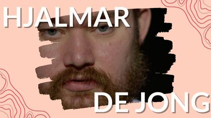 Text mot en ljusrosa bakgrund med röda linjer och vita bokstäver, delvis täckt av svart färg.