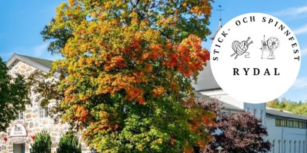 Stenbyggnad omgiven av träd med höstfärger, skylt mot Rydals museum och logotyp för Stick- och Spinnfest Rydal.