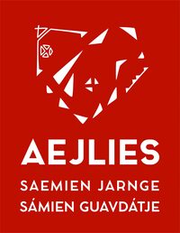 Röd logotyp med vit abstrakt design och texten 'AEJLIES SAEMIEN JARNGE SÁMIEN GUAVDÁTJE'.