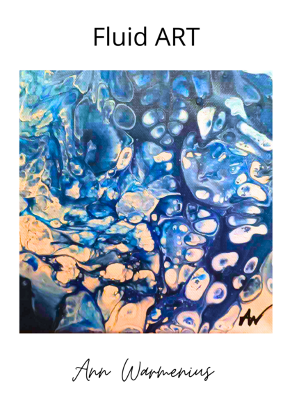 Abstrakt målning i blå och vita toner med texten 'Fluid ART' och konstnärens namn Ann Warmenius.