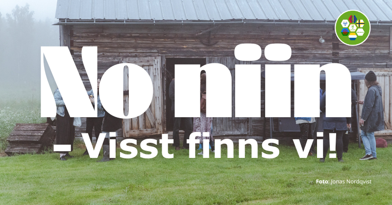 Texten 'No niin – Visst finns vi!' över en bild av en gammal träbyggnad med människor utanför.