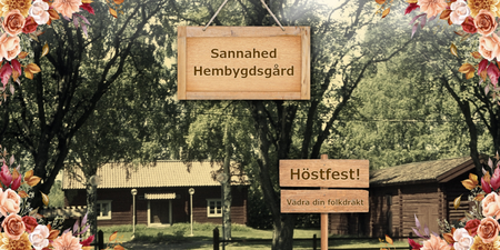 Skyltar med text om höstfest på Sannahed Hembygdsgård, omgivna av blommor och gamla trähus i bakgrunden.