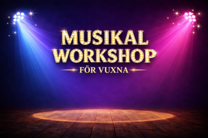 Scen med trägolv, färgglada strålkastare och texten 'Musikal Workshop för vuxna'.