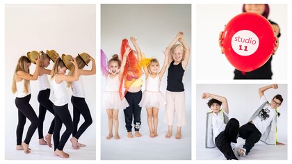 Barn och ungdomar dansar och poserar i olika grupper, med rekvisita som hattar, ballonger och tygsjalar i en ljus studio.