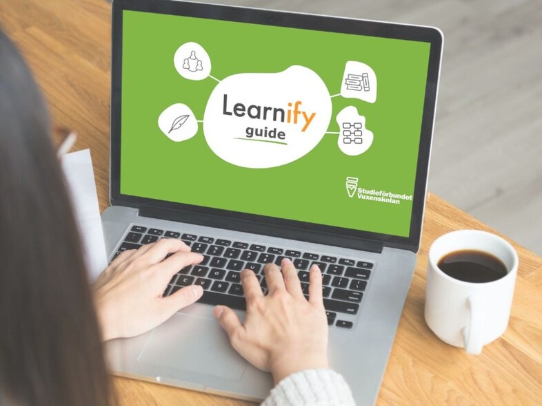 En person arbetar på en laptop med Learnify-guide på skärmen.