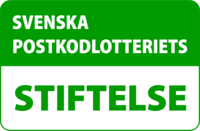 Logotyp för Svenska Postkodlotteriets Stiftelse i grönt och vitt med texten i versaler.