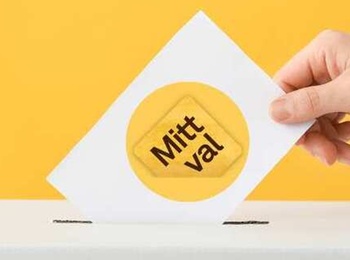 En hand lägger en röstsedel med texten 'Mitt val' i en vit valurna mot gul bakgrund.