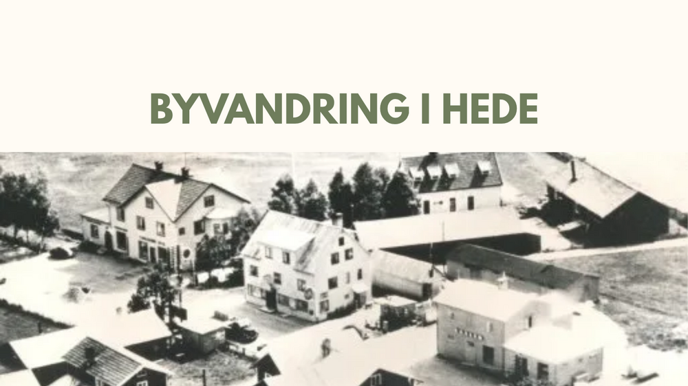 Svartvit flygbild över en liten by med flera hus och träd, med texten 'Byvandring i Hede' ovanför.