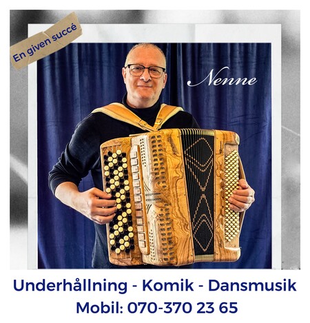 Person spelar dragspel framför en mörk bakgrund. Text om underhållning, komik och dansmusik samt ett telefonnummer syns.