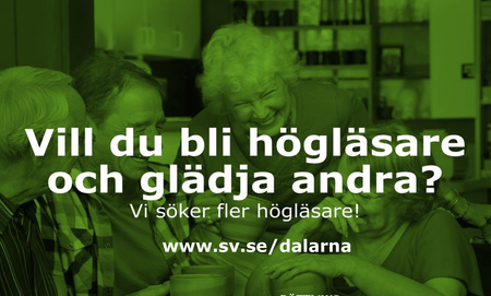 Fyra äldre personer sitter tillsammans och skrattar. Text om att bli högläsare och glädja andra.