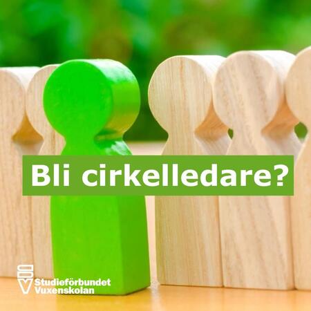 Gröna och träfärgade spelpjäser står i grupp. Text: Bli cirkelledare? Logotyp för Studieförbundet Vuxenskolan.