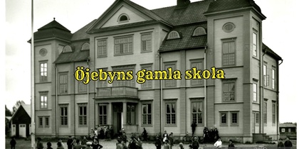 Svartvit bild på öjebyns gamla skola med skolbarn framför.