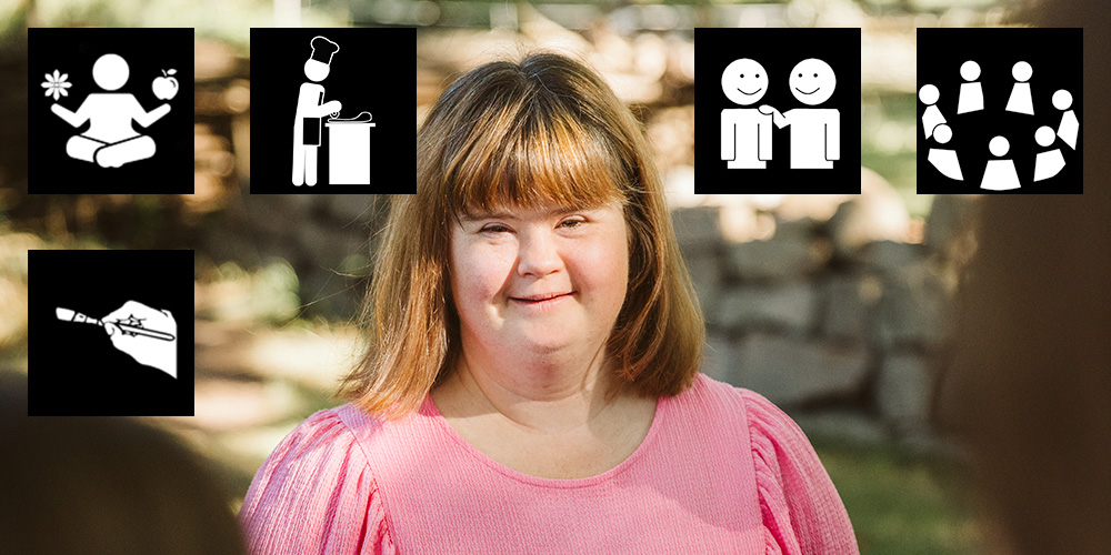 Kvinna med Downs syndrom i rosa tröja utomhus, omgiven av symboler för aktiviteter och socialt umgänge.