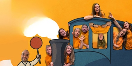 Personer i orange tröjor poserar lekfullt på och i ett tecknat blått tåg mot en orange bakgrund.