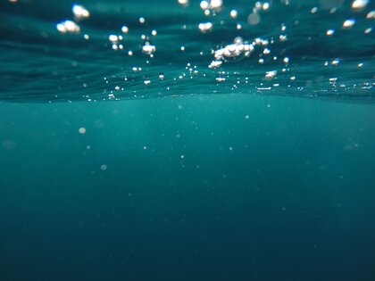 Havsvatten med bubblor på ytan, som syns underifrån