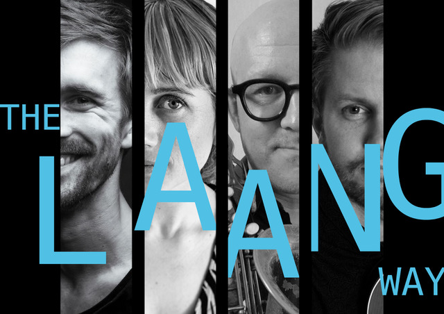 Svartvit bild med blå text, visar en person i mitten och delar av andra personer på sidorna.