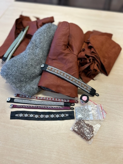 Föremål av skinn vantar och armband samt verktyg och material